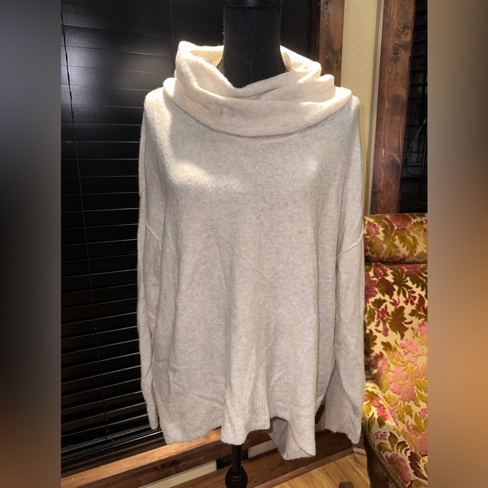 EUC “ American Eagle “ beige soft turtle neck oversized sweater Sz Sp